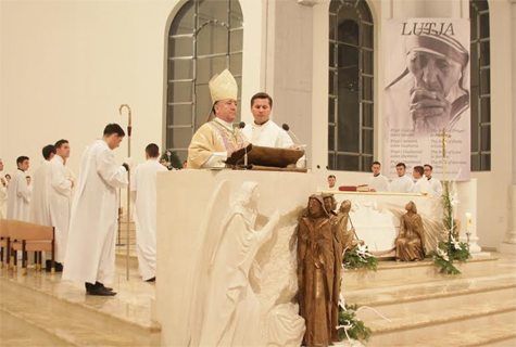 Besimtarët e krishterë e mbajnë meshën në Katedralen "Nënë Tereza"