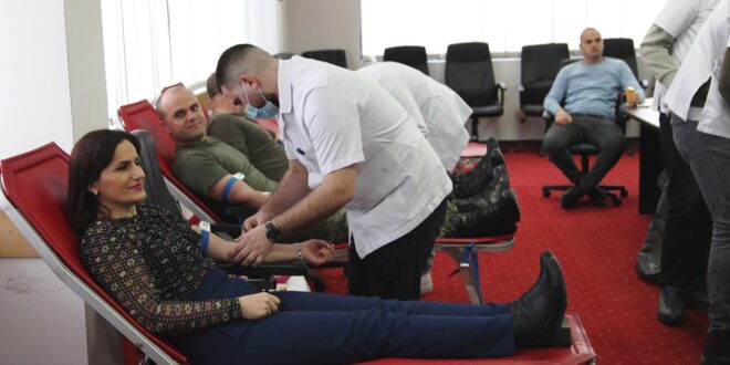 Në Ministrinë e Mbrojtjes dhe të FSK-së filloi aksioni tradicional i dhurimit vullnetar të gjakut
