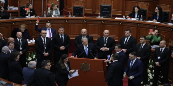 Këshilli i Etikës ka miratuar kërkesën e socialistëve për përjashtimin e Sali Berishës dhe 4 deputetëve të tjerë të grupit të tij për 10 ditë