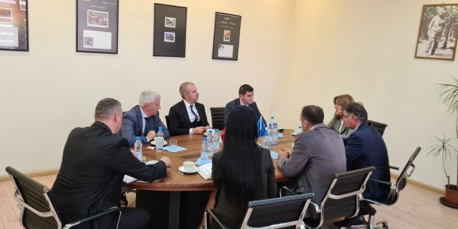 Administratori i Postës Shqiptare, Ervin Bushati dhe ambasadori Qemal Minxhozi, kanë vizituar sot Postën e Kosovës