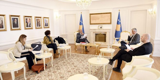 Kryetari Thaçi, bisedoi me drejtorin e Institutit Kombëtar për Shëndetësi Publike, Naser Ramadani, lidhur me koronavirusin