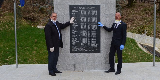 Në njëzet e një vjetorin e masakrës së Burimit, Kryetari i Malishevës, Ragip Begaj bëri homazhe te varrezat e martirëve