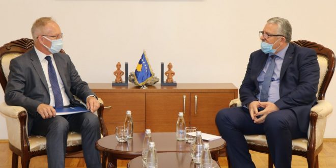 Ministri i Brendshëm, Agim Veliu takon shefin e misionit të OSBE-së në Kosovë, Jan Braathu