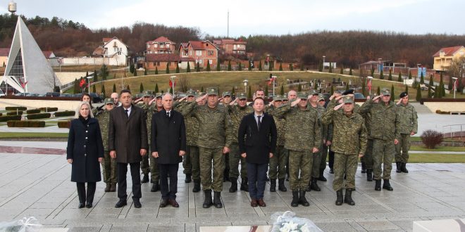 Komandanti i FSK, gjeneral Rrahman Rama, ministri Mehaj e të tjerë bënë homazhe te Kompleksi Memorial "Adem Jashari", në Prekaz