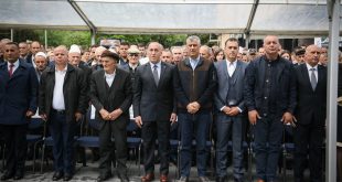 Kryetari, Thaçi dhe kryeministri Haradinaj, kanë bërë homazhe te pllaka përkujtimore e dëshmorëve të Pejës