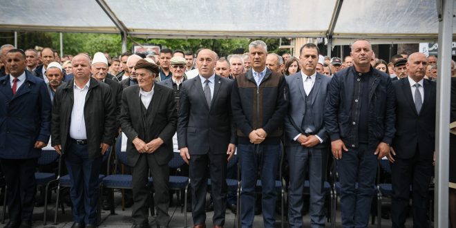 Kryetari, Thaçi dhe kryeministri Haradinaj, kanë bërë homazhe te pllaka përkujtimore e dëshmorëve të Pejës