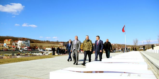 Kryetari i Kosovës, Hashim Thaçi, ka bërë homazhe te varrezat e familjes Jashari në Prekaz të Skenderajt