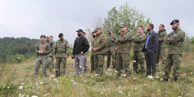 Ministri i Mbrojtjes, Anton Quni ndjek nga afër zhvillimin e stërvitjeve fushore të njësiteve të KFT-së