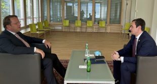 Kryeministri Kurti takon Komisionerin e BE-së, Oliver Varhelyi në margjina të Forumit Strategjik të Bledit