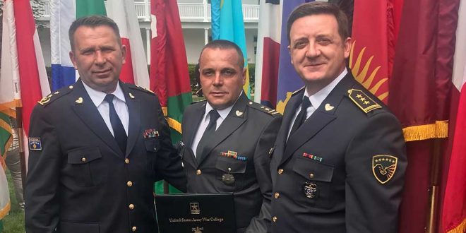 Komandanti i FSK-së Rrahman Rama mori pjesë në diplomimin e nënkolonel Ejup Maqedoncit në SHBA