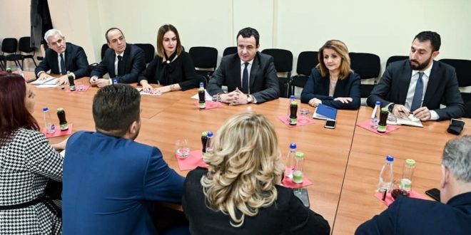 Kryetari i Vetëvendosjes, Albin Kurti, takon përfaqësuesit e komuniteteve joshumicë në Kuvendin e Kosovës