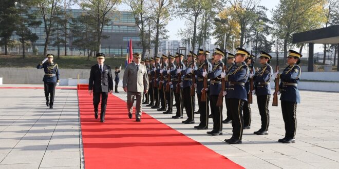 Shefi i Shtabit të Forcave të Armatosura të Shqipërisë, gjeneral brigade, Arben Kingji, pritet me nderimet më të larta ushtarake