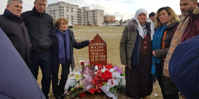 Sot u bënë homazhe te varri i Gjeneral-major, Shaban Shalës në varrezat e Dëshmorëve të Kombit, në lagjen Velania, në Prishtinë