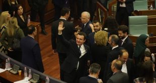 Ish-zëvendëskryeministri Pacolli do t'ia dorëzojë edhe dhe solemnisht detyrën kryeministrit të ri Albin Kurti