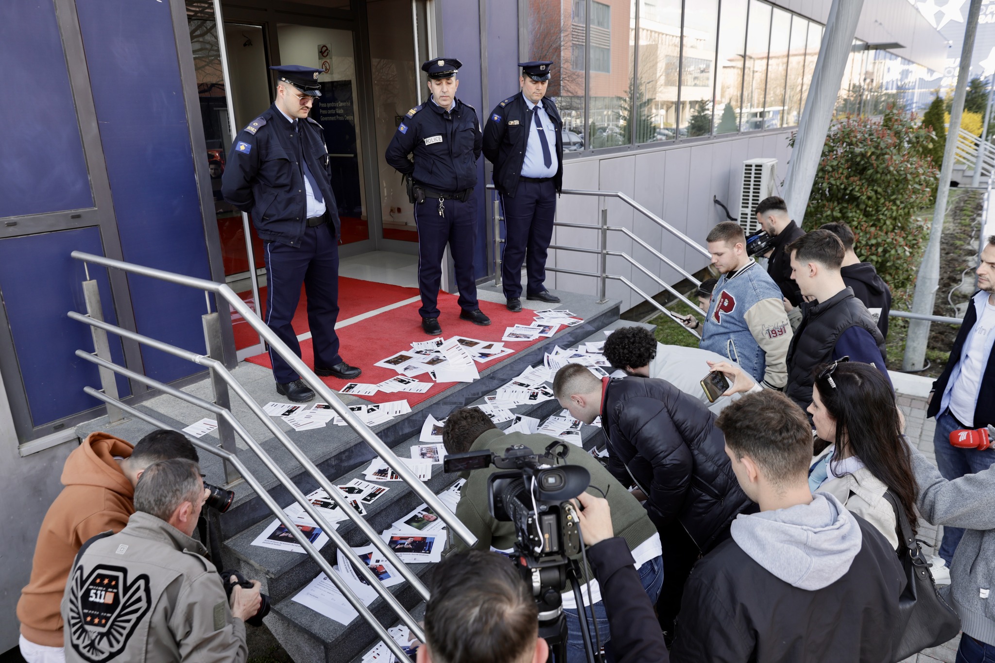 Rinia e PDK së aksion simbolik para Qeverisë  kritika ndaj Kurtit për vendimin mbi dokumentet serbe