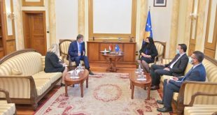 Kryekuvendarja Osmani takohet me ambasadorin e sa po emëruar hungarez në Kosovë, Jozsef Bencze