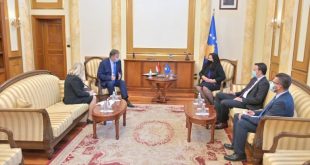 Kryekuvendarja Osmani takohet me ambasadorin e sa po emëruar hungarez në Kosovë, Jozsef Bencze