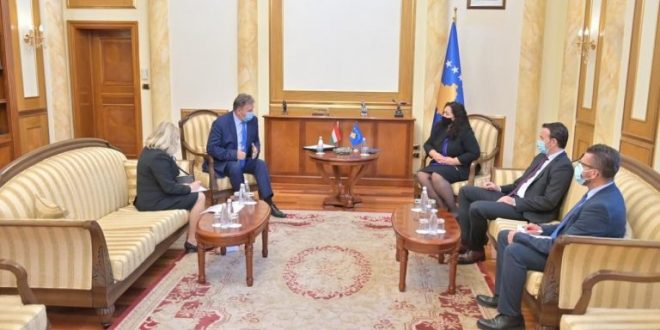 Kryekuvendarja Osmani takohet me ambasadorin e sa po emëruar hungarez në Kosovë, Jozsef Bencze