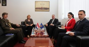 Ministri i Mbrojtjes, Rrustem Berisha, priti në takim ambasadoren e Kroacisë në vendin tonë, Marija Kapitanoviq