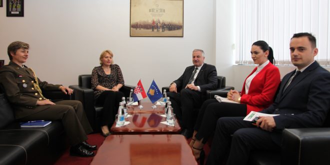 Ministri i Mbrojtjes, Rrustem Berisha, priti në takim ambasadoren e Kroacisë në vendin tonë, Marija Kapitanoviq