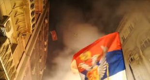 Huliganët serbë e sulmojnë ambasadën e Malit të Zi në Beograd, Markoviq zotohet se do ta mbrojë vendin e tij