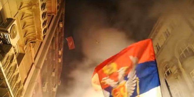 Huliganët serbë e sulmojnë ambasadën e Malit të Zi në Beograd, Markoviq zotohet se do ta mbrojë vendin e tij