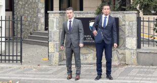 Shoqëria e Avokatëve dorëzon në Gjykatë Kushtetuese kërkesën e përmbaruesit privat, Ilir Mulhaxha, i shkarkuar nga Ministria e Drejtësisë