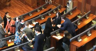 Fjalimi i Vjosa Osmanit, në Kuvend, është bojkotuar me mospjesëmarrje të deputetëve të LDK-së PDK-së dhe AAK-së