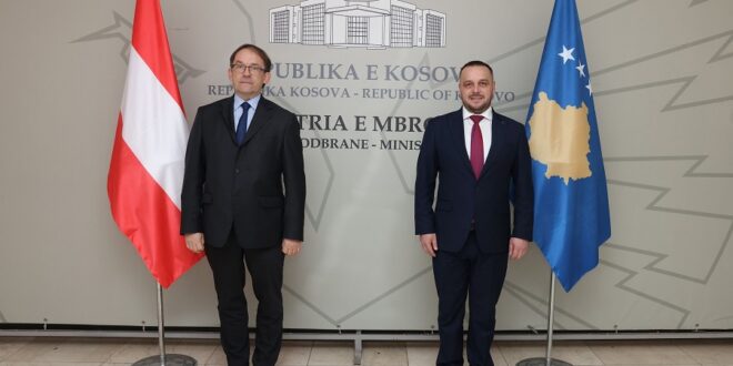 Ministri i Mbrojtjes, Ejup Maqedonci prit në takim ambasadorin e Austrisë në Kosovë, George Schnetzer