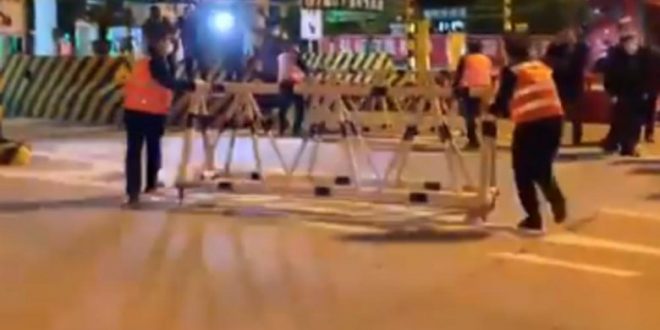 Sot autoritetet në Kinë kanë hapur rrugët që qojnë në Wuhan duke lejuar qytetarët të largohen me vetura nga qyteti