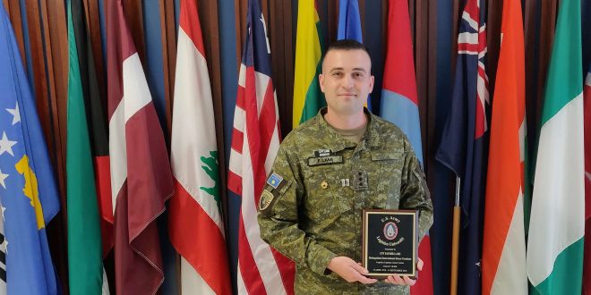 Kapiteni i FSK-së, Fatmir Lami, shpallet më i miri në Universitetin Ushtarak për Logjistikë në “Fort Lee”