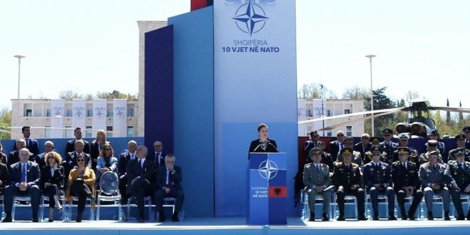 Ministri i Mbrojtjes dhe komandanti i FSK-së morën pjesë në shënimin e 10- vjetorit të anëtarësimit të Shqipërisë në NATO