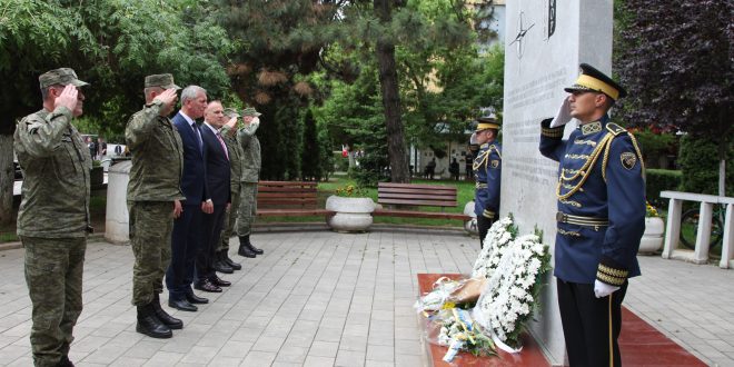 Ministri i Mbrojtjes dhe komandanti i FSK-së, nderojnë ushtarët e NATO-s të rënë gjatë shërbimit në Kosovë