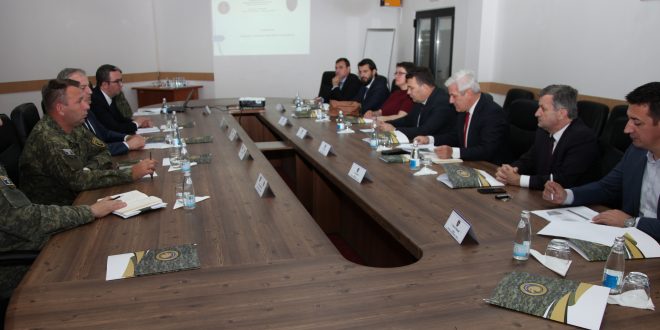 Komisioni Parlamentar për Punë të Brendshme, Siguri dhe Mbikëqyrje të FSK-së viziton Ministrinë e Mbrojtjes