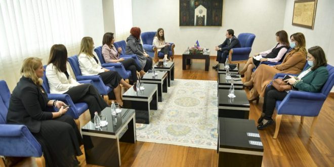 Kryeministri, Albin Kurti e pret në takim një delegacion nga Koalicioni i OJQ-ve për Mbrojtjen e Fëmijëve në Kosovë