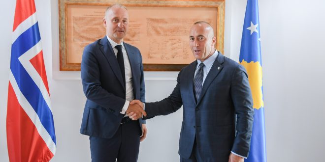 Kryeministri në detyrë, Ramush Haradinaj pret në takim ambasadorin e ri të Norvegjisë në Kosovë, Jens Erik Grondahl