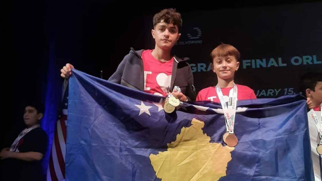 Ramiz TAFILAJ  DY VËLLEZËR  DY ÇANTA SHKOLLE  NJË FLAMUR   RRËFIMI QË PO E NXJERR KOSOVËN NGA HARTA E VOGËL