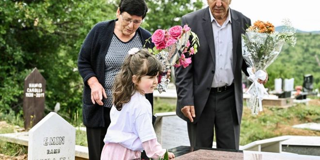 Prindërit, Avni dhe Xhemile Dehari bëjnë homazhe pranë varrit të djali të tyre, Arbnor Dehari