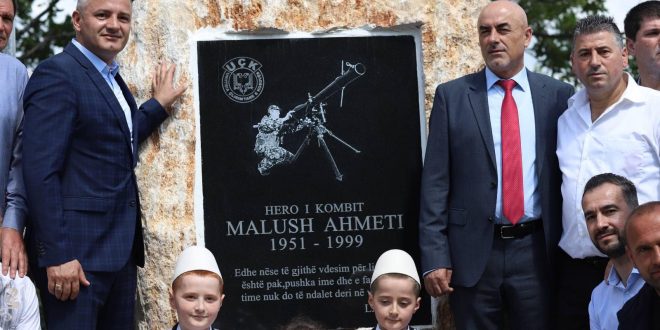 Zbulohet pllaka përkujtimore për heroin Malush Ahmeti dhe përurohet rruga që lidh Rezallën Re me të Vjetrën që mban emrin e tij