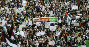 Protestuesit në Sarajevë kanë dënuar sulmin e Izraelit në Gaza, me thirrjet: Dje Srebrenica, Sot Gaza, Stop Gjenocidit!