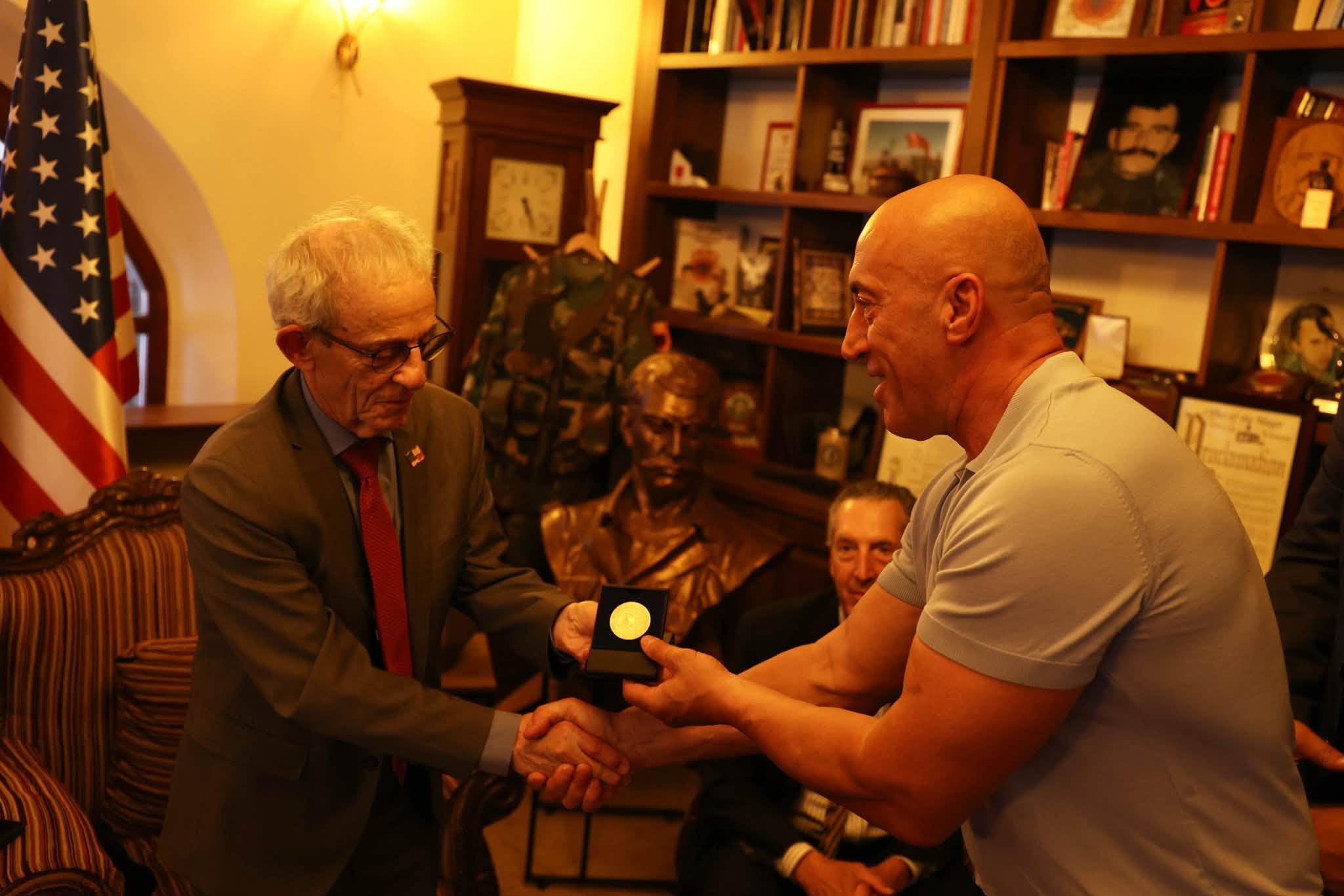 Ramush Haradinaj pret delegacion nga SHBA  nderon Serwer dhe Marquez me medalje