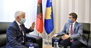 Ministri i MPMS-së, Skender Reçica, ka pritur sot në takim ambasadorin e Shqipërisë në Kosovë, Qemal Minxhozi