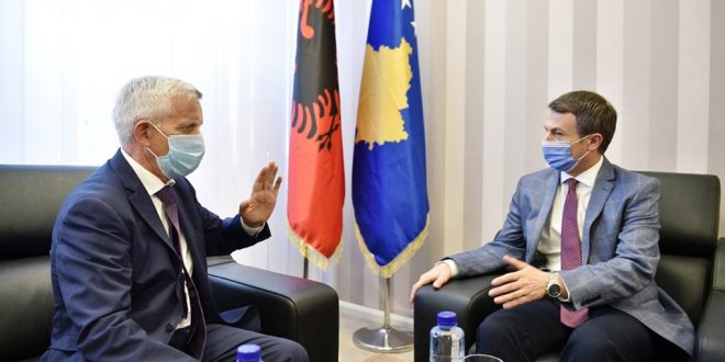 Ministri i MPMS-së, Skender Reçica, ka pritur sot në takim ambasadorin e Shqipërisë në Kosovë, Qemal Minxhozi