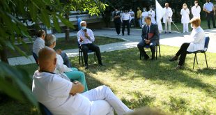 Kryetari i vendit, Hashim Thaçi e viziton stafin shëndetësor të Klinikës Infektive dhe të IKSHPK-së