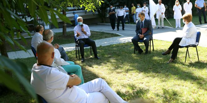 Kryetari i vendit, Hashim Thaçi e viziton stafin shëndetësor të Klinikës Infektive dhe të IKSHPK-së
