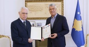 Kryetari, Hashim Thaçi, dekoroi me Urdhrin “Hasan Prishtina” veprimtarin, Selatin Novosella