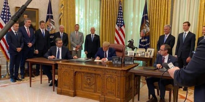Kryeministri, Hoti dhe kryetari i Serbisë, Vuçiq nënshkruan një marrëveshje ekonomike në Shtëpinë e Bardhë, në Uashington