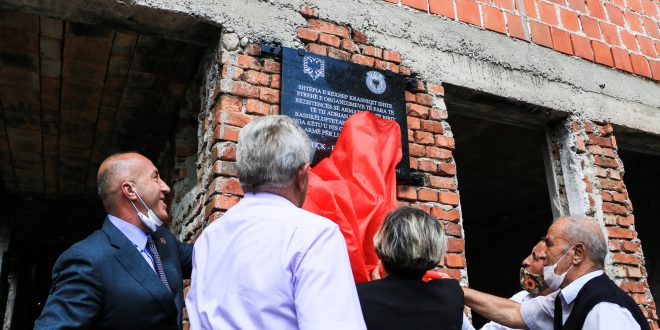 Zbulohet pllaka e UÇK-së në shtëpinë e Rexhep Krasniqit, babait të heroit të kombit, Adrian Krasniqi