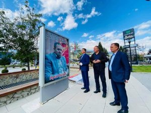 Në Deçan vendosen posterat "Liria është themeli i paqes dhe demokracisë!" dhe "UÇK është historia jonë!"