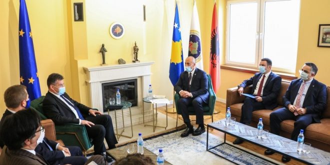 Kryetari i AAK-së, Ramush Haradinaj, ka pritur në takim emisarin e BE-së për dialogun. Kosovë-Serbi, Miroslav Lajçak